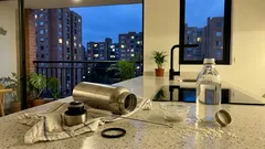 Cómo limpiar tu termo o botella reutilizable para evitar bacterias y mal olor