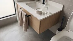 Sal gruesa en el inodoro: el truco nocturno que ayuda con el sarro y los malos olores