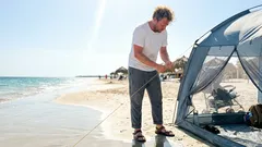 Cómo llevar a tu bebé a la playa sin riesgos: sol, agua y checklist