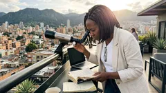 Tres frases de Stephen Hawking que hoy ponen en contexto la IA, el espacio y el futuro humano