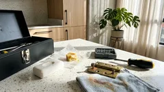 Un truco sencillo con jabón para soltar tornillos oxidados sin maltratar la madera