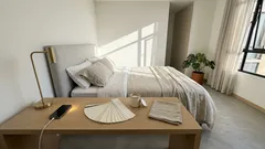 Dormitorio blanco de día, frío de noche: 3 paletas cálidas que lo cambian sin quitar luz