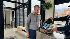 Despido por llevarse trapos y esponjas del trabajo: qué consideró el tribunal y por qué la sanción salió cara