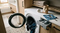 La lavadora huele a humedad: cuándo la sal gruesa ayuda (y qué hacer para que no vuelva)