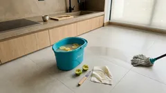 Truco casero con agua tibia y limón para trapear la cocina (y el error que debes evitar)